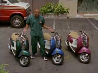 Стоп-кадр из сериала «Клиника». Стоп-кадр из сериала «Клиника».