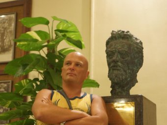 Отель «Ориент палас» в даун-тауне шриланкийского Коломбо. Здесь свято хранят память русского писателя Чехова, который прожил в номере отеля целый год. Здесь всё о Чехове — рояль, бюст, столик, номер, кровать и даже вид из окна. А седой сингал метродотель вам расскажет всё об Антоне Палыче Отель «Ориент палас» в даун-тауне шриланкийского Коломбо. Здесь свято хранят память русского писателя Чехова, который прожил в номере отеля целый год. Здесь всё о Чехове — рояль, бюст, столик, номер, кровать и даже вид из окна. А седой сингал метродотель вам расскажет всё об Антоне Палыче