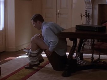 Стоп-кадр из фильма «Король вечеринок». Стоп-кадр из фильма «Король вечеринок».