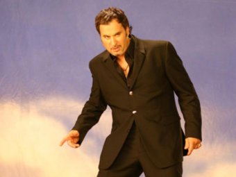 Стоп-кадр из клипа Валерия Меладзе и группы «ВИА Гра» — «Океан и три реки». Стоп-кадр из клипа Валерия Меладзе и группы «ВИА Гра» — «Океан и три реки».