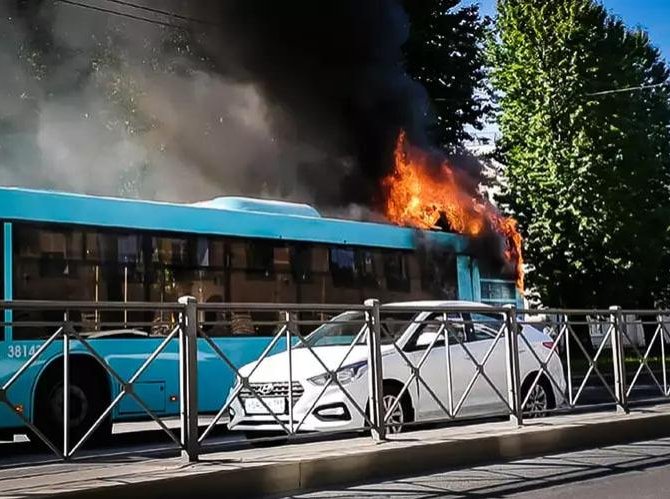 Автобус МАЗ-203-047 полыхает в Санкт-Петербурге. Фото: www.zr.ru