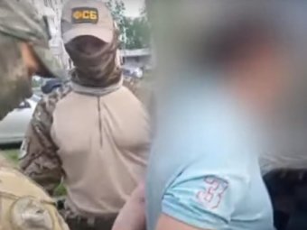 На фото: стоп-кадр видео с задержанием депутата. Трухин замылен.